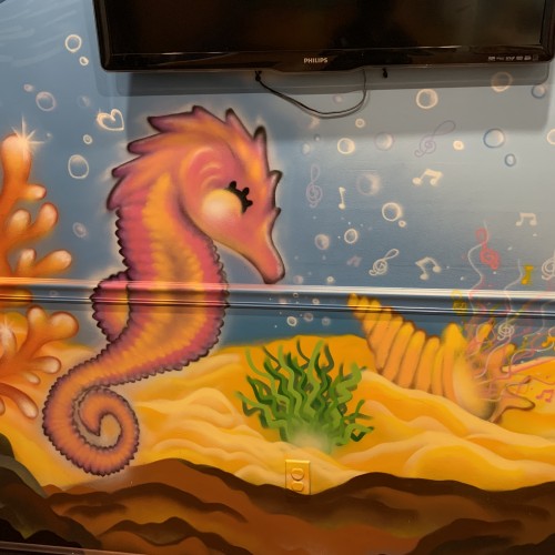 Sea horse spray paint freestyle